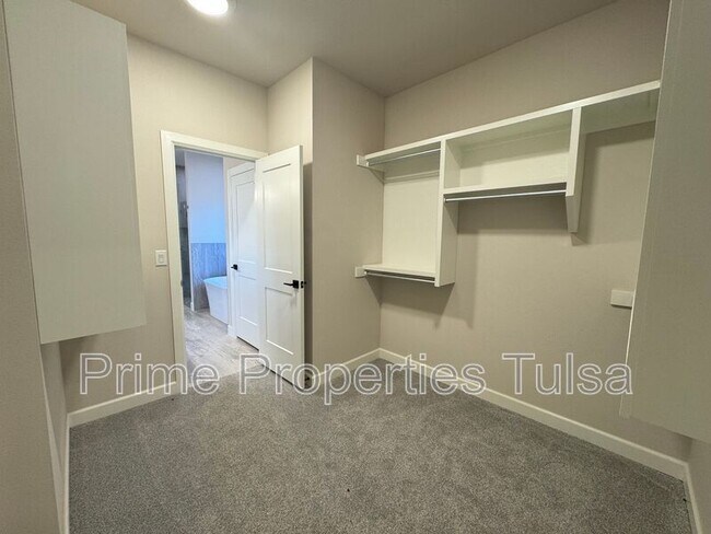 Building Photo - 1102 E Delmar Pl