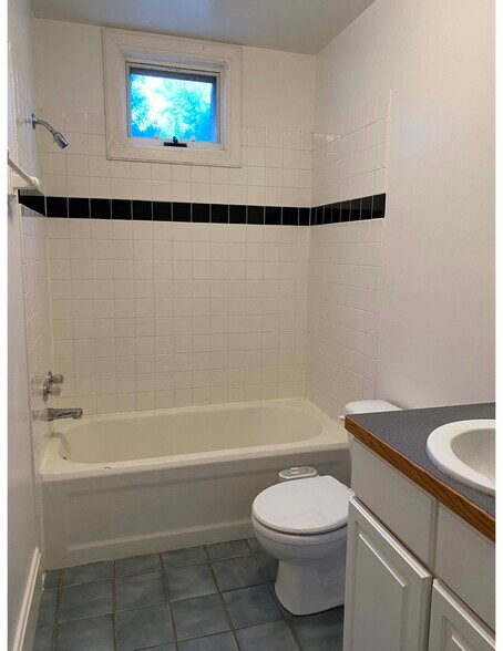 bath tub - 603 Mathews St