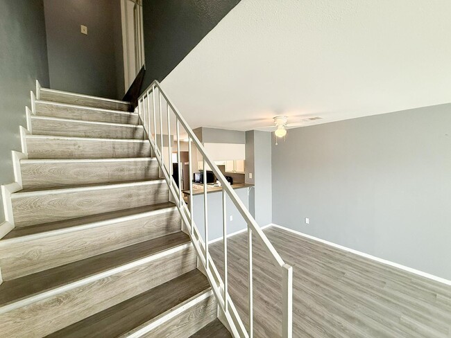 Building Photo - Spacious 2 story townhouse with fenced yard!