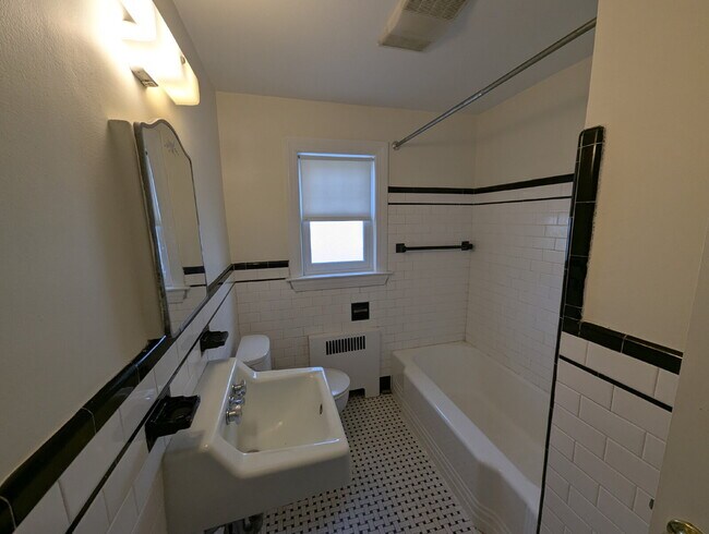 Building Photo - Charming 1st Floor Apartment in Convenient...
