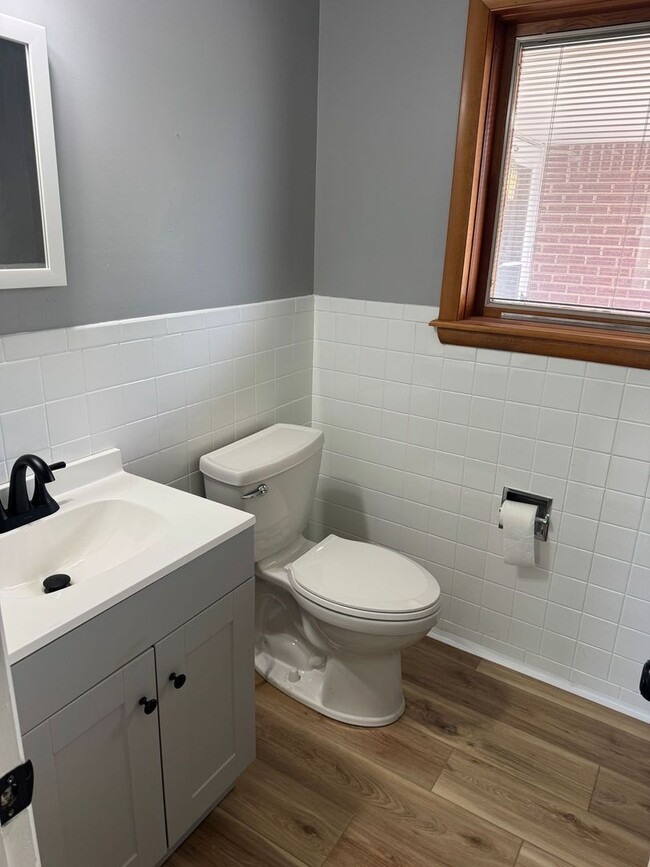 Building Photo - 3 Bedroom 2 Bath