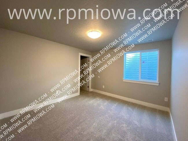 Building Photo - 740 SE Drumlin Dr