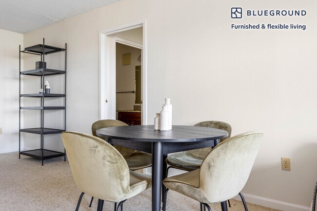 Building Photo - 10 Magazine St