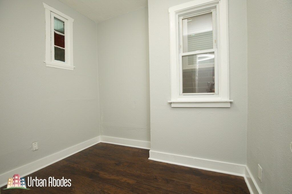 Building Photo - 3649 W Montrose Ave