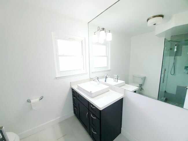 Building Photo - Lovely top floor condo unit; 2 bed/ 2 bath