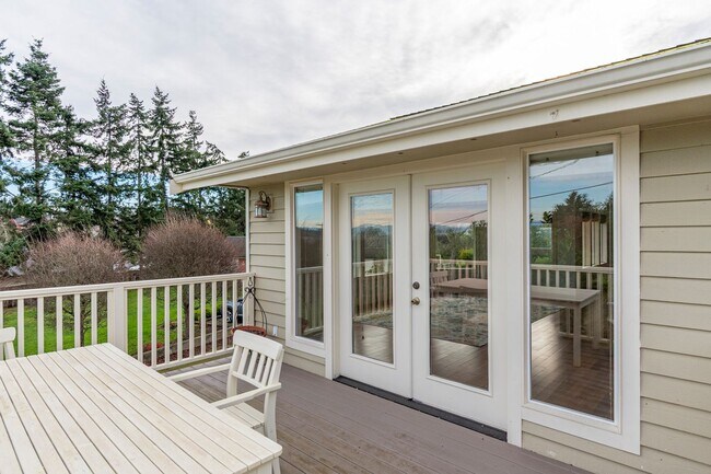 Building Photo - Charming Upper-Level Home with Water View – Walk to Downtown Coupeville