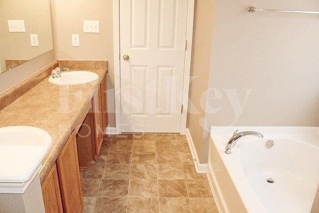 Building Photo - 10444 Apple Creek Dr