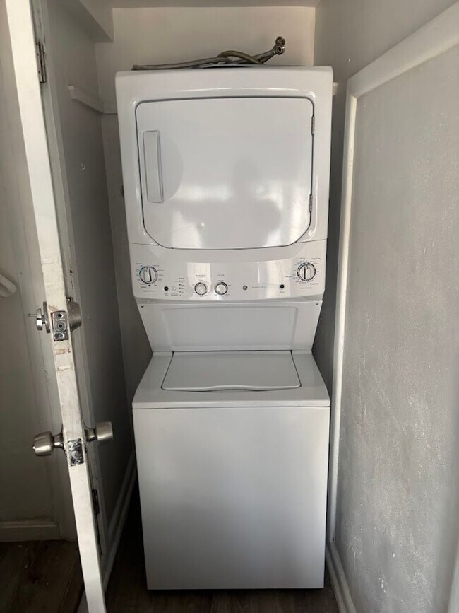 Building Photo - 4745 Lind St