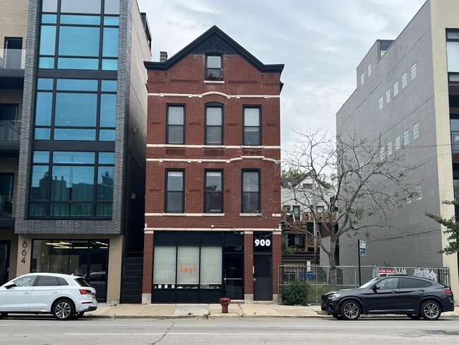 Building Photo - 3 bedroom in Chicago IL 60622