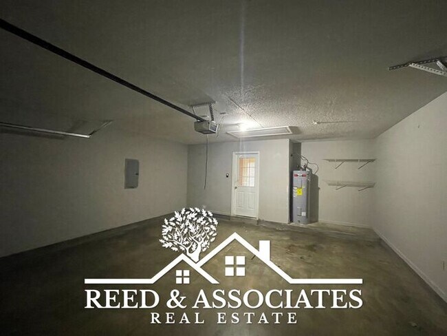 Building Photo - 3 Bedroom in Oakland!