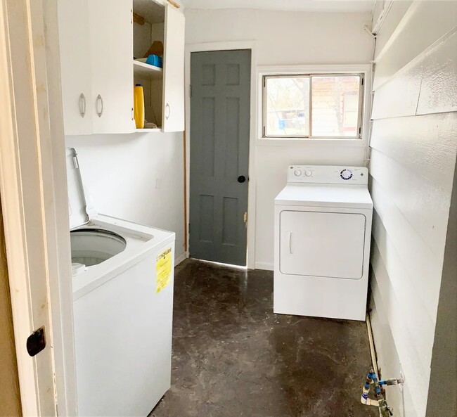 ON SITE FREE LAUNDRY ROOM - 2510 W Woodlawn Ave