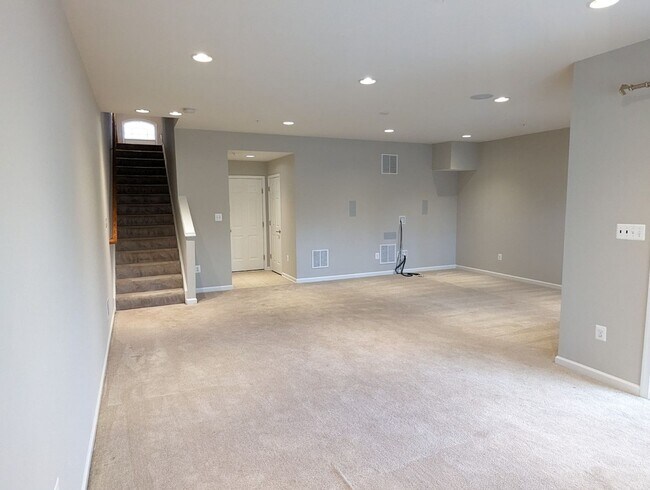 Building Photo - Gorgeous 3 level townhouse in North Potoma...