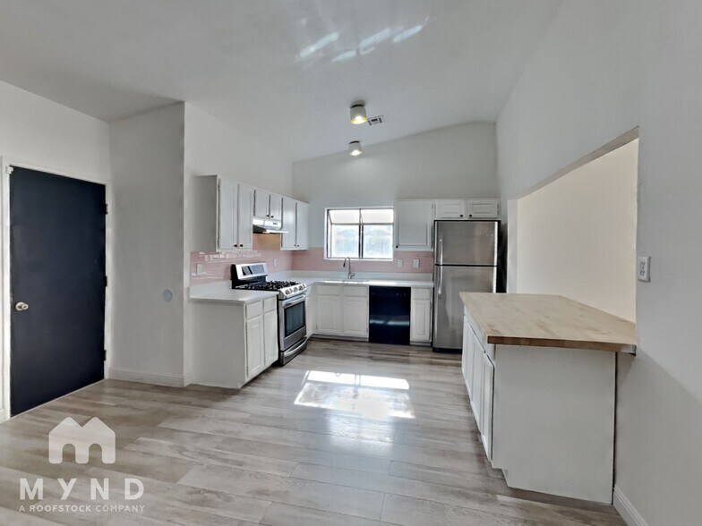 Building Photo - 370 S Pemberton Ave