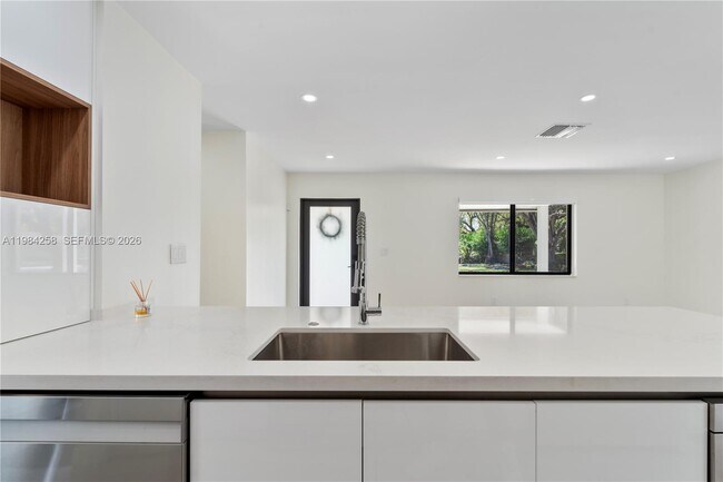 Building Photo - 255 Grant Dr