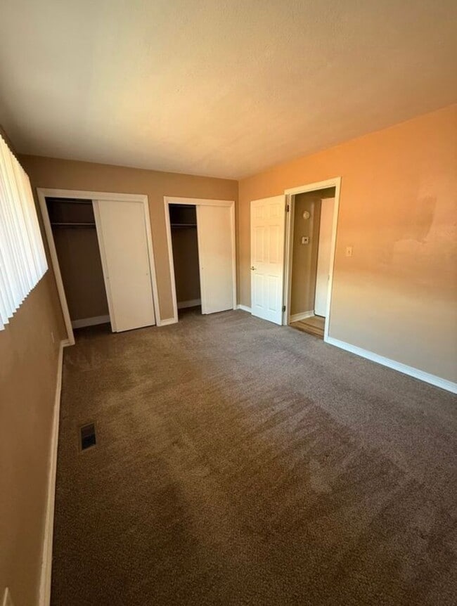 Building Photo - 3040 Southdale Dr