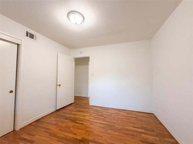 Building Photo - 509 Robinhood Dr