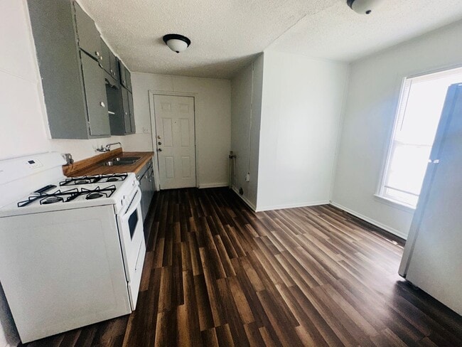 Building Photo - Charming 3 Bedroom Home