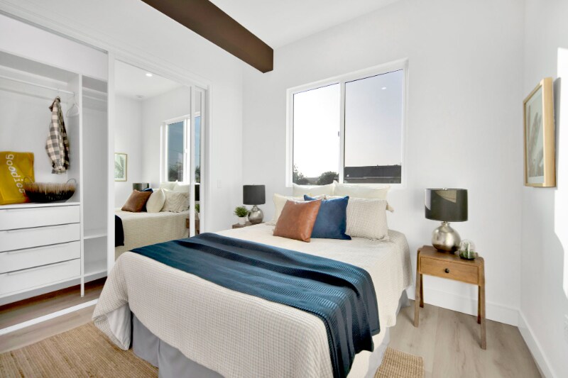 Building Photo - 2354 E Poppy St