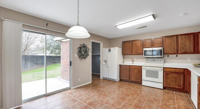 Building Photo - "Charming 3-Bedroom Oasis on Cherokee Blvd with 2 Full Baths – 1425 Sq Ft of Cozy Living in New B...