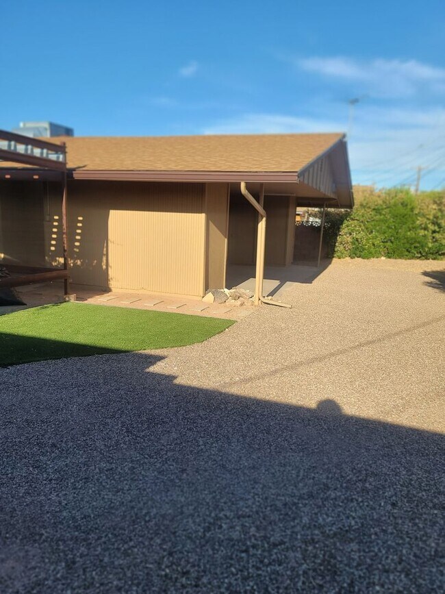 Building Photo - 4819 E Cambridge Ave