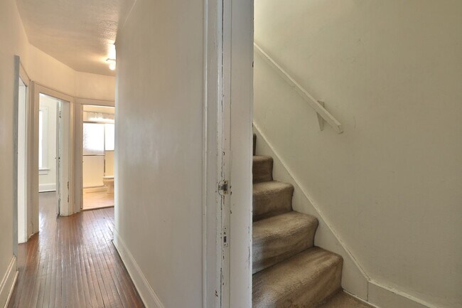 Building Photo - Central Campus - LARGE 4 Bedroom House with off-street parking