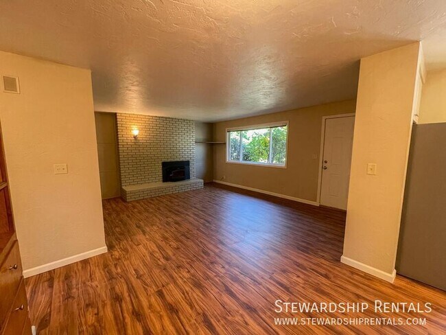 Building Photo - 2110 W 18th Ave