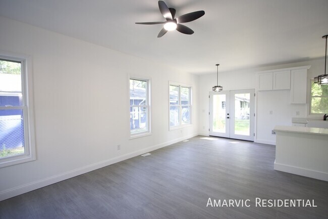 Building Photo - 621 Singletary St SE