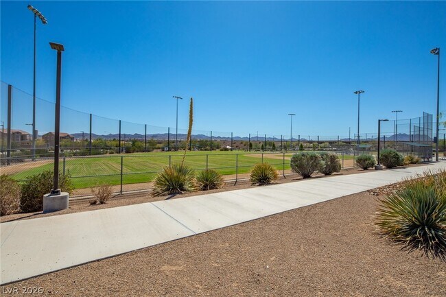 Building Photo - 1068 Crescent Falls St