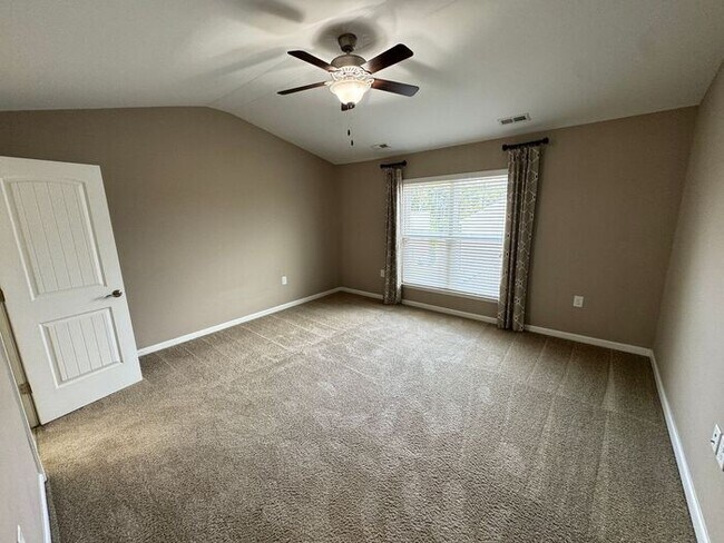 Building Photo - Like new 3 Bedroom townhouse with 2 car ga...