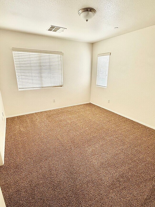 Building Photo - 3 bed 3 bth near Skye Canyon