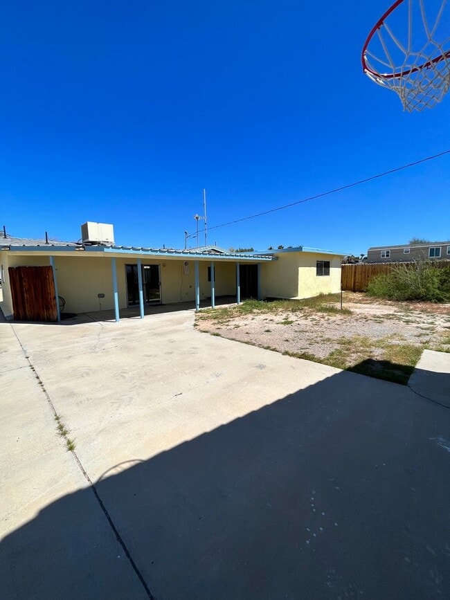Building Photo - Nice Family Home