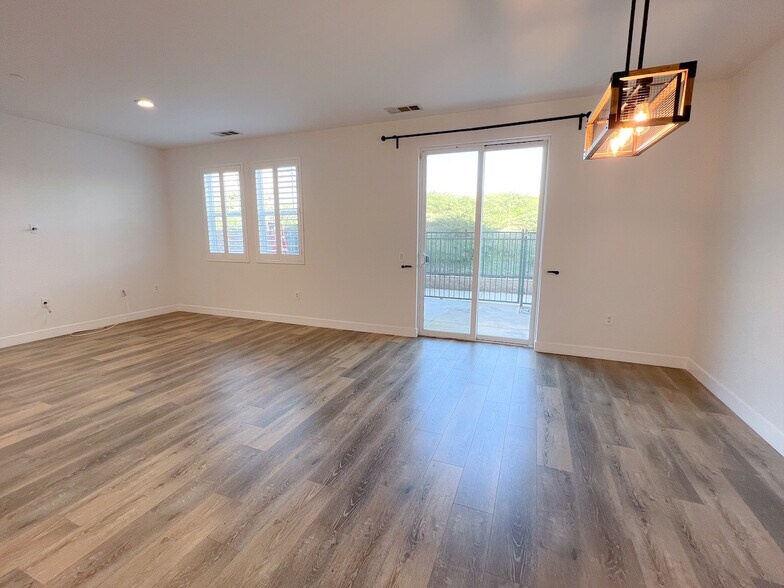 Building Photo - 16710 Nicklaus Dr