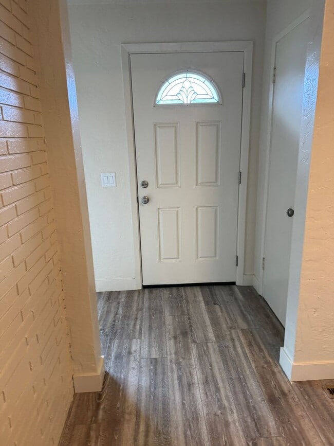 Building Photo - Seaside Home