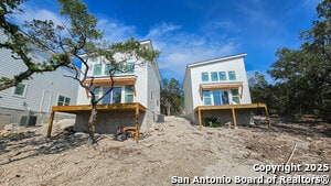 Building Photo - 2004 Cedar Hill Dr