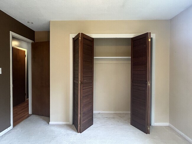 Building Photo - 4/2.5 in Beautiful Warrensville! Lots of S...
