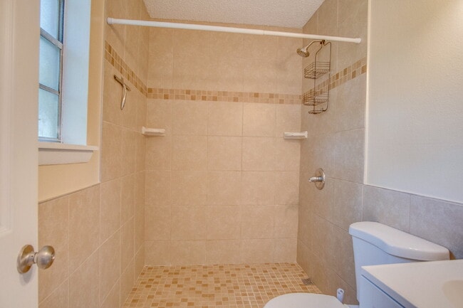 Building Photo - Fully Renovated 3/2 Just Minutes from the ...