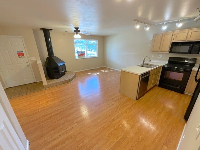 Building Photo - 1 Bedroom Townhome Available Near N Academy Blvd and Vickers Dr!