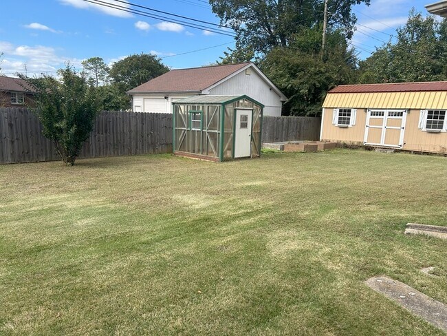 Building Photo - 3 Bed / 2 Bath Rental House in Huntsville, AL 35802