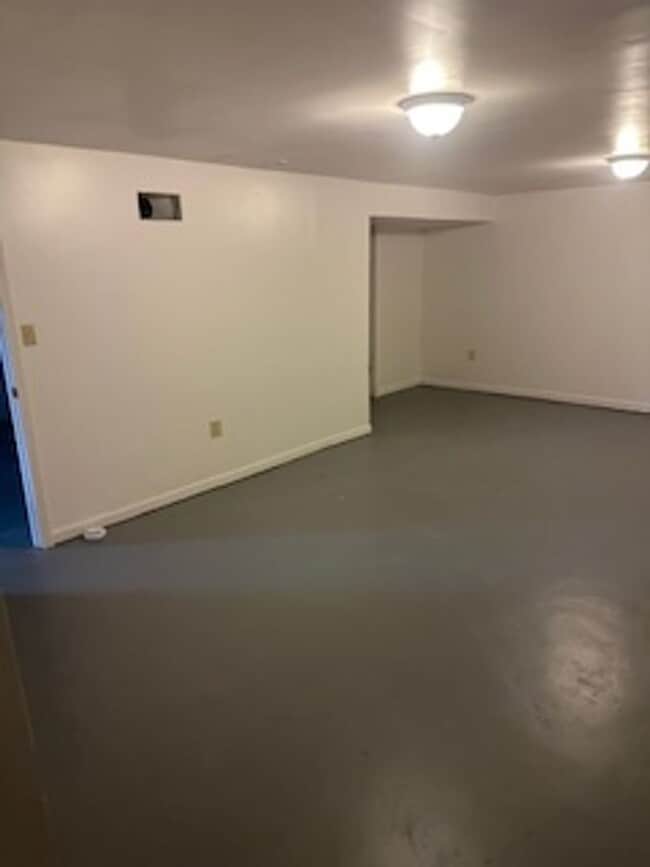 Building Photo - Welcome Home! Beautiful 4 Bedroom 2 Bath Home in Kansas City, MO