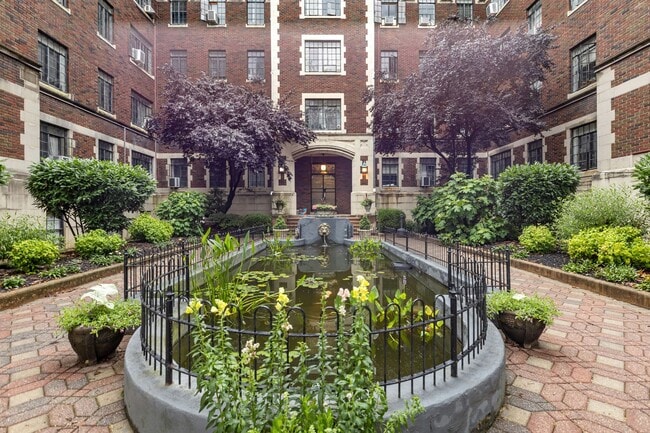 Primary Photo - Charming Trolley Square Unit- Showing Frid...