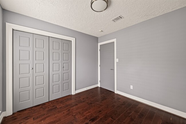 Building Photo - 2130 Round Lake Dr