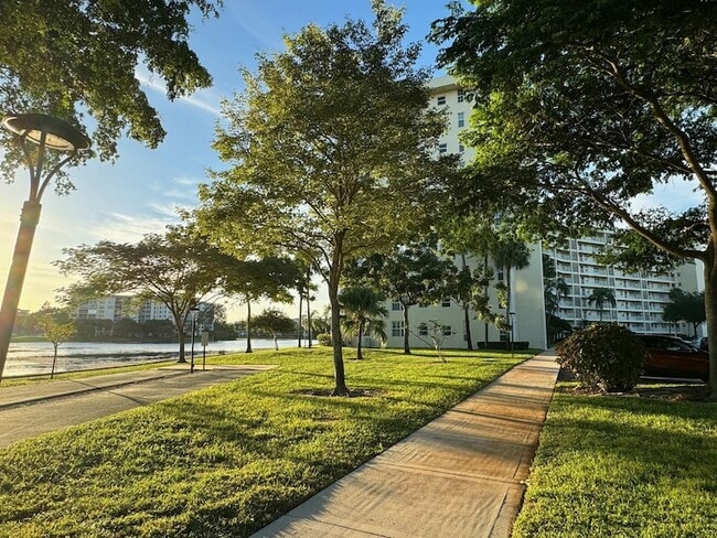 Building Photo - 3095 N Course Dr