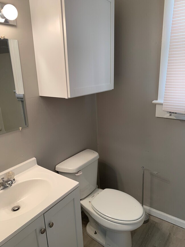 Building Photo - 624 E Division St