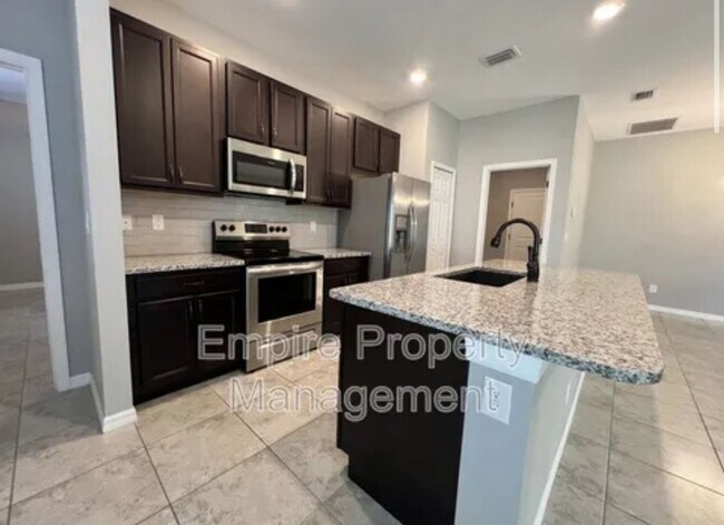 Building Photo - Modern & Spacious 3 Bed, 2 Bath Home in No...