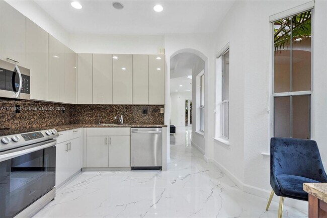 Building Photo - 1382 Harbor View W