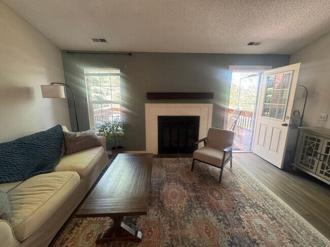 Building Photo - 2 bedroom Condo close to UCCS