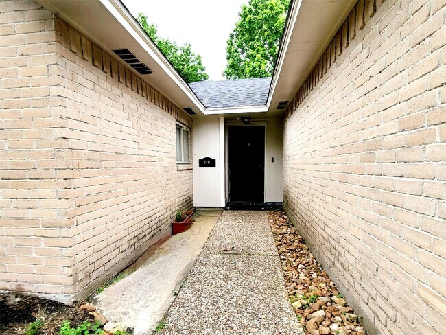 Building Photo - 2711 S Brompton Dr