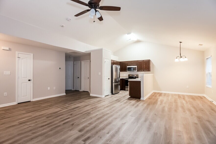 Building Photo - 6825 Chieftain Dr