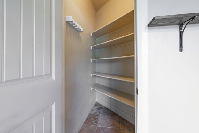 Building Photo - Upgraded 3 Bedroom Townhome in Desirable Southgate Community
