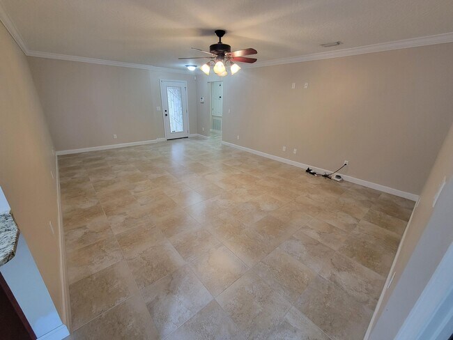 Building Photo - 712 Hazel Dr
